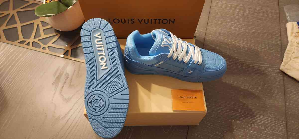 Louis Vuitton Sneakers size 9