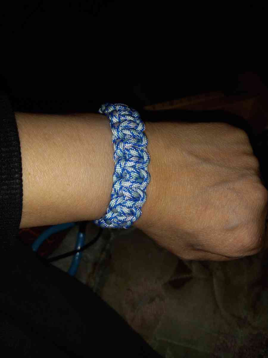 Make paracord bracelets