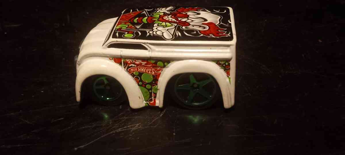 Hot wheels crazed clown white van with green rims diecast ty