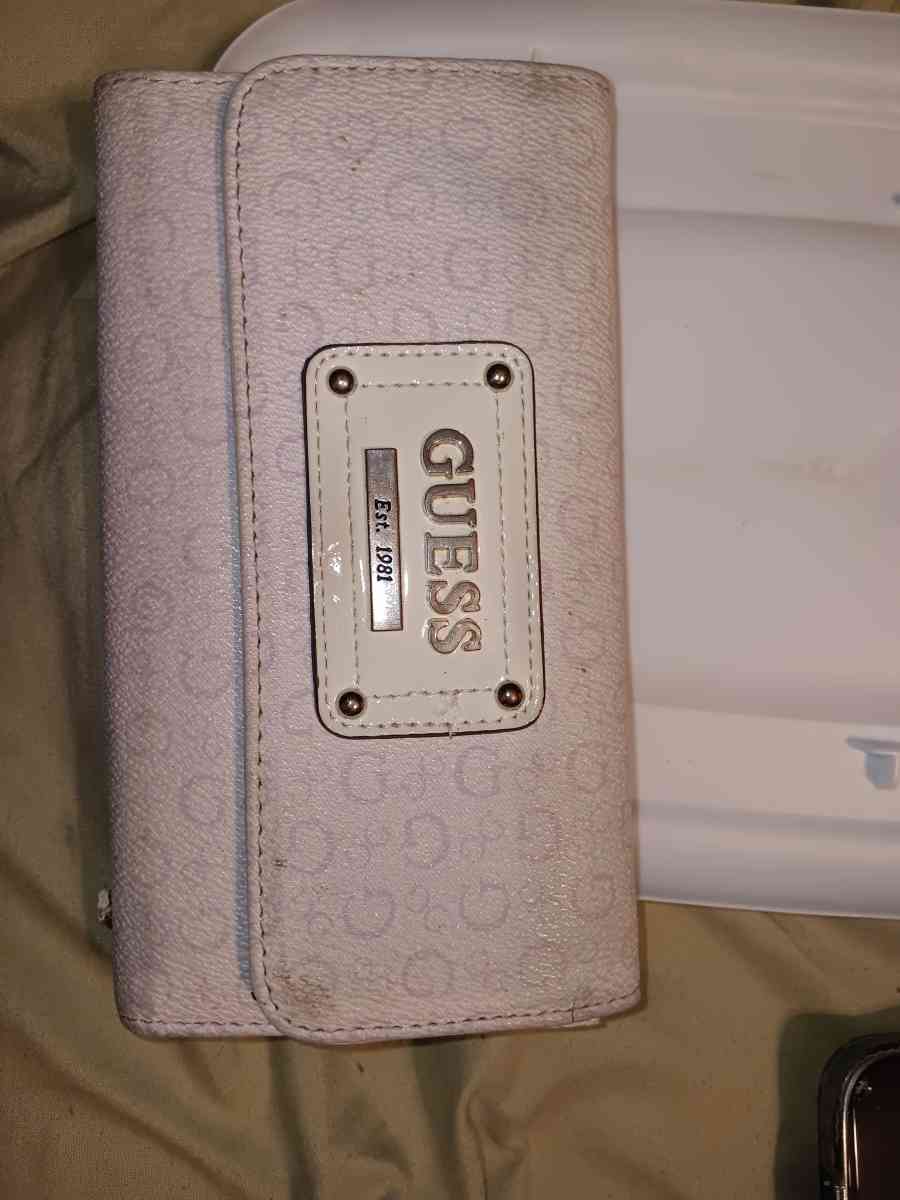 guess wallet