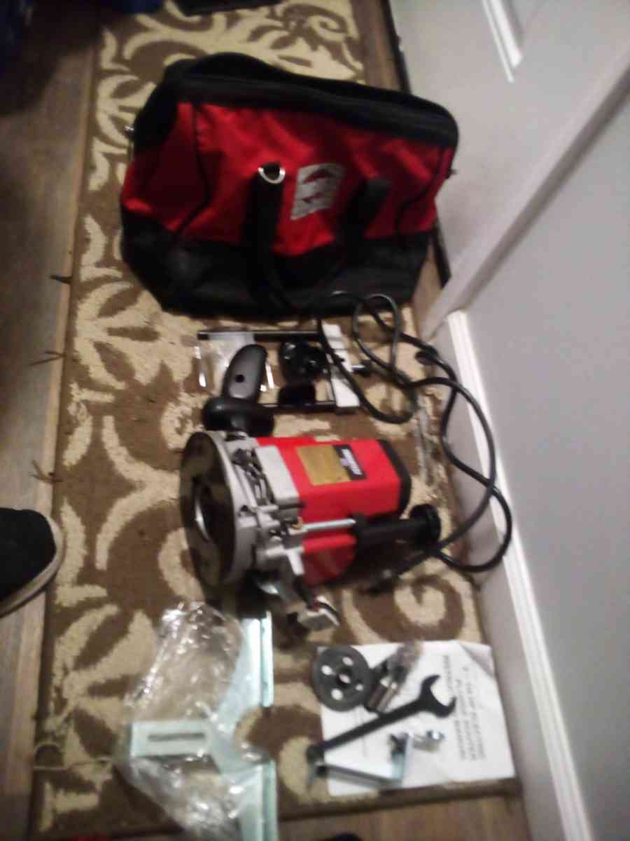 two and one quarter horsepower electric plunge router