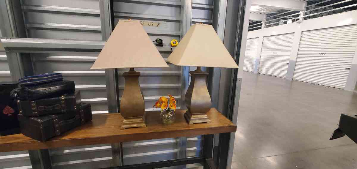 2 Goldtone lamps