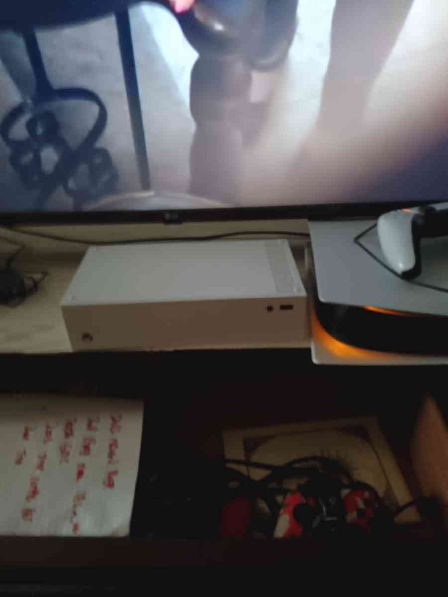 Xbox one with 300 games in it and 5 controllers