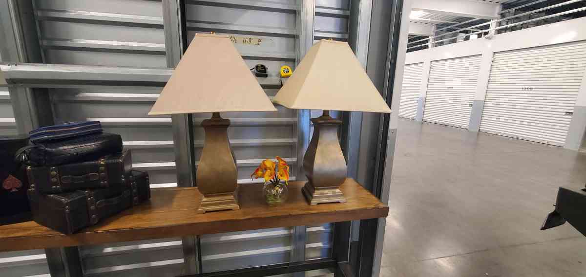 2 Goldtone lamps