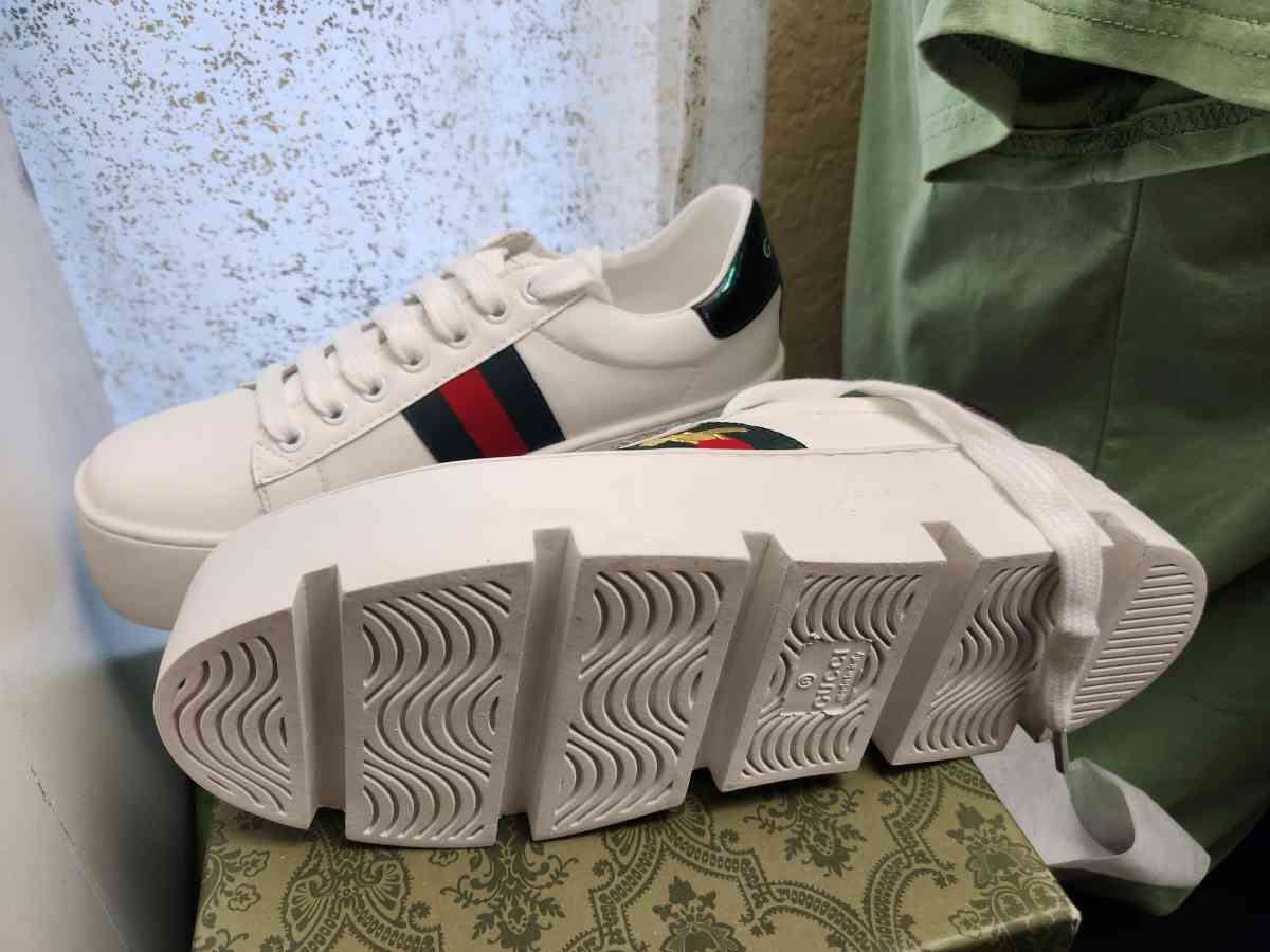 Gucci Bee sneaker Size 7