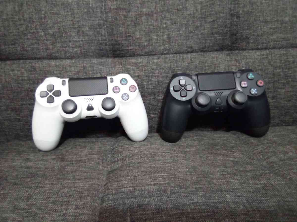 PS4 controllers