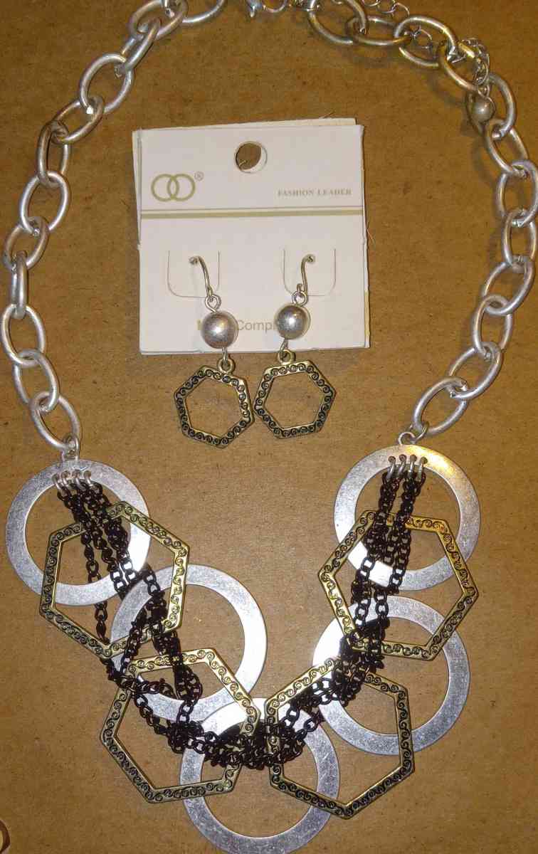 NECKLACE SET ill match bracelet with 2 pair earring