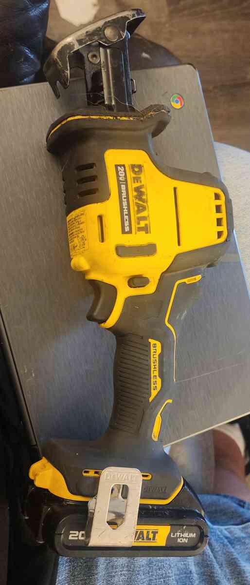 Dewalt reciprocating saw dcs369 w battery and charger