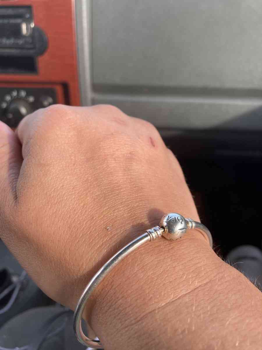 pandora silver kiss bangle