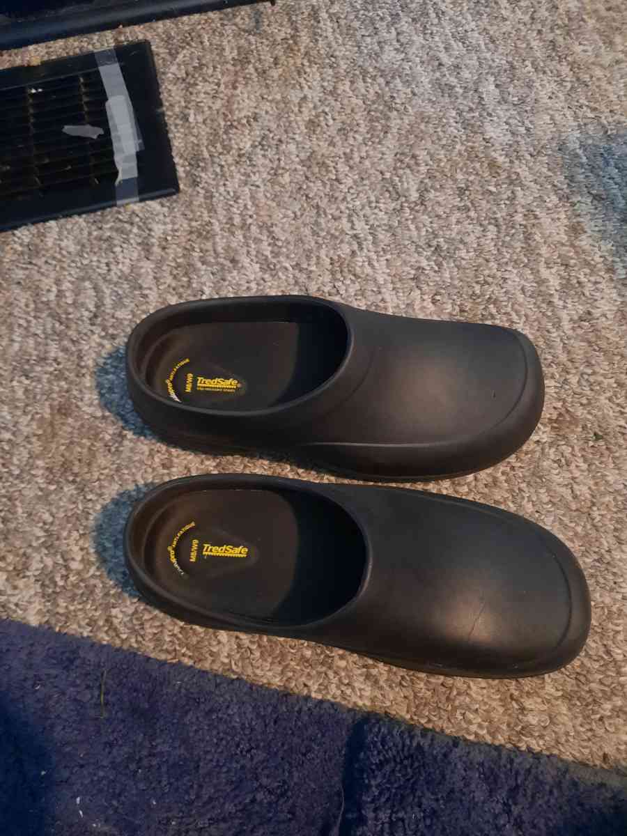 shoes size 8 slip resistant shoes  brand new wore once