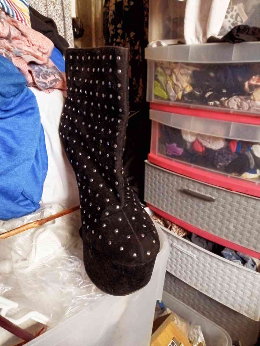 ladygaga black suade heels