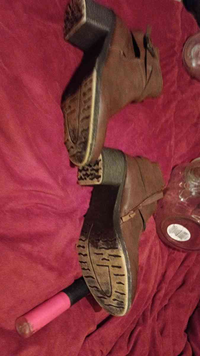 size 9 brown ankle paint boots