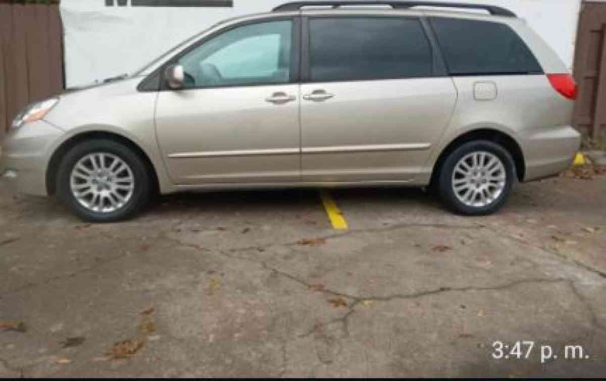 2010 Toyota Sienna CE FWD 7 Passenger 100 k millas