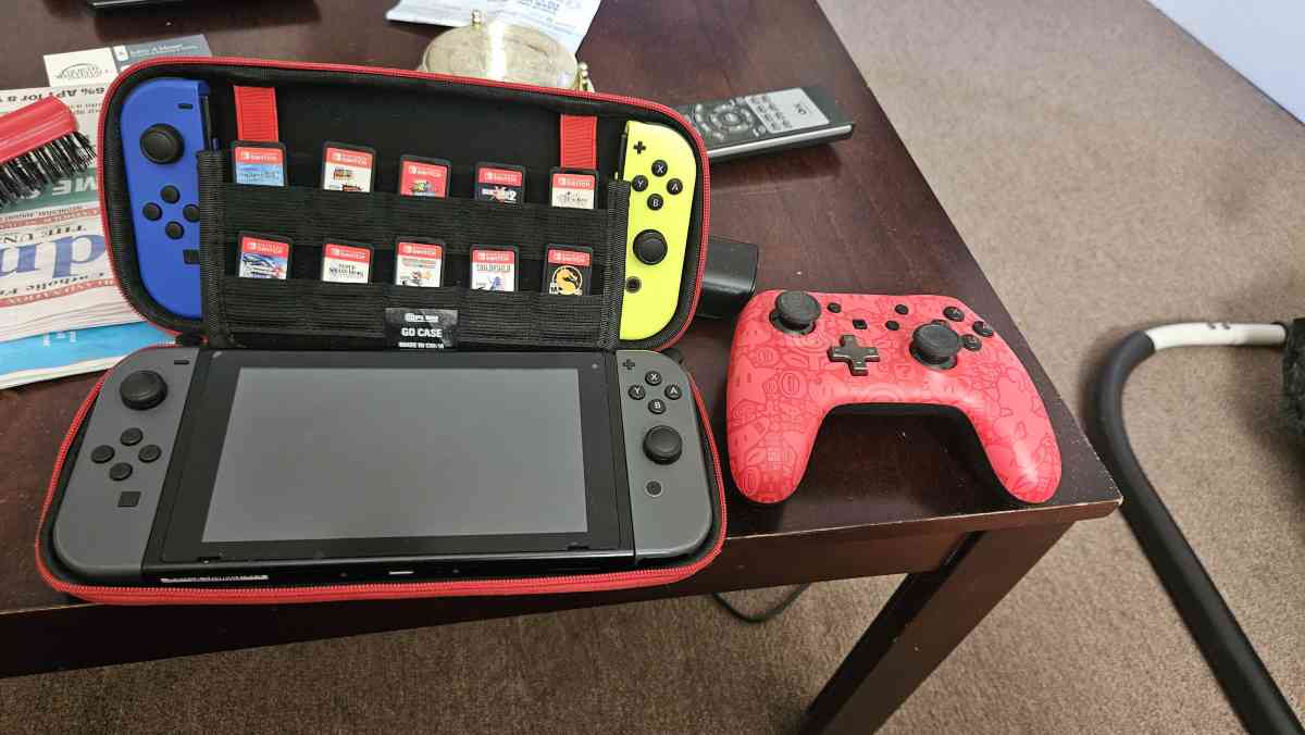 Nintendo Switch 3 controllers and 10 games