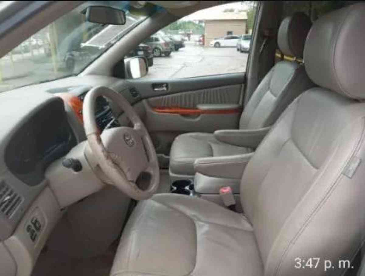 2010 Toyota Sienna CE FWD 7 Passenger 100 k millas