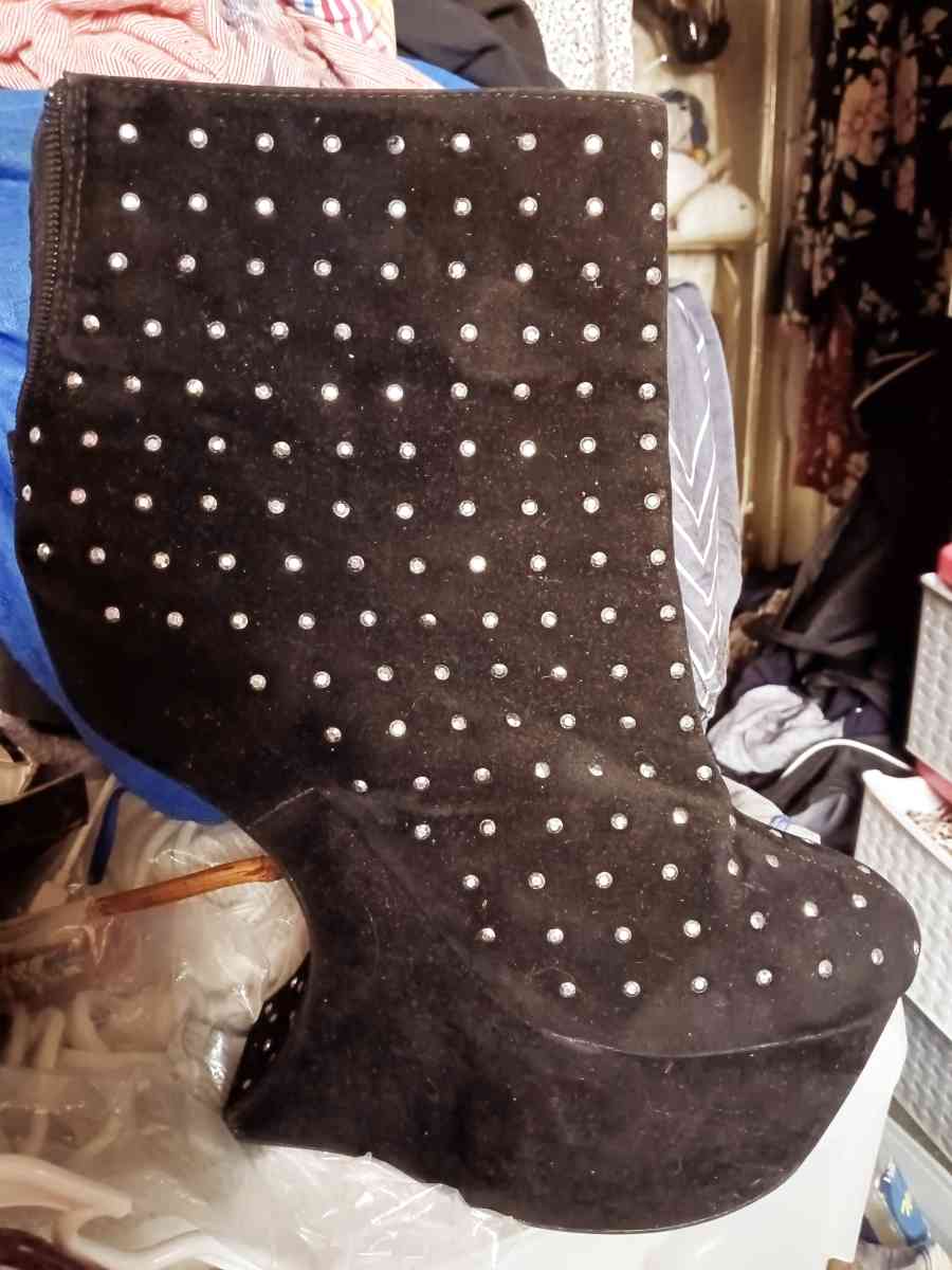 ladygaga black suade heels