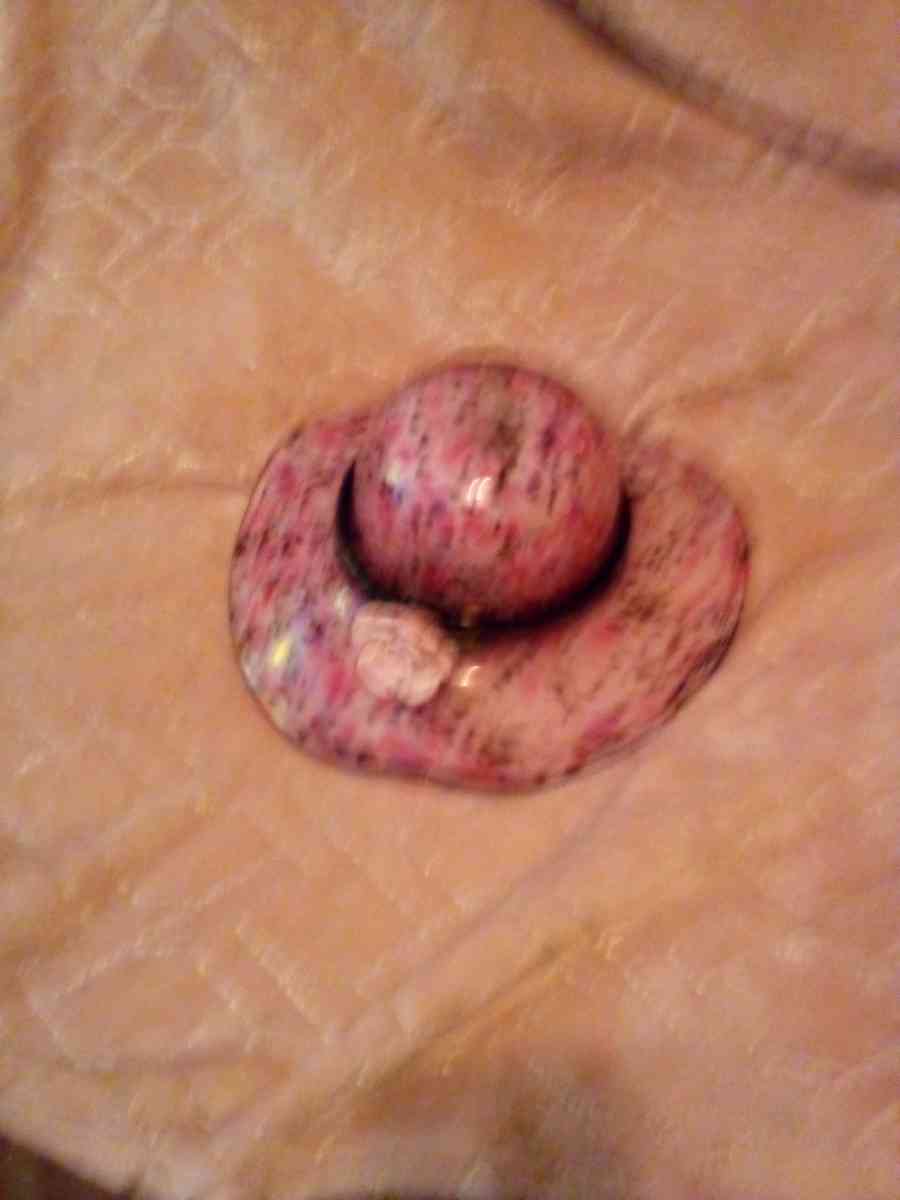 A woman flower pink bowl hat it real nice