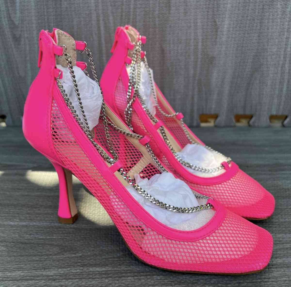 HEELS SIZE 5 and a half