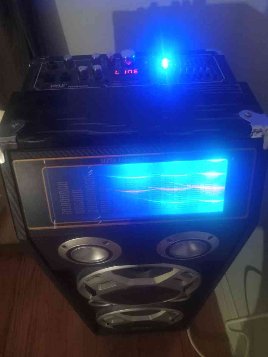 I am selling a speaker in good condition with bluetooth 1000