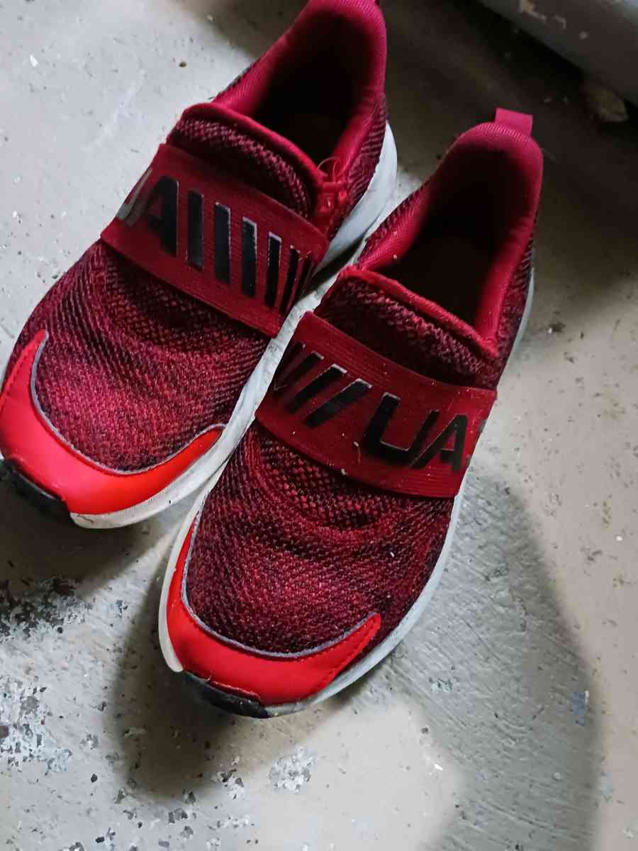 Under Armour Surge 3 Slip On boys  Running Shoes