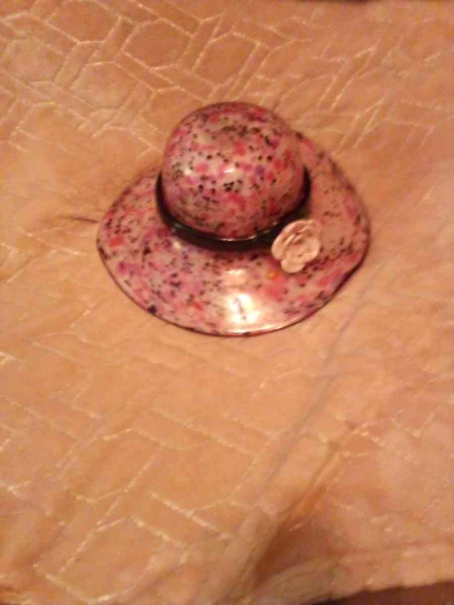 A woman flower pink bowl hat it real nice