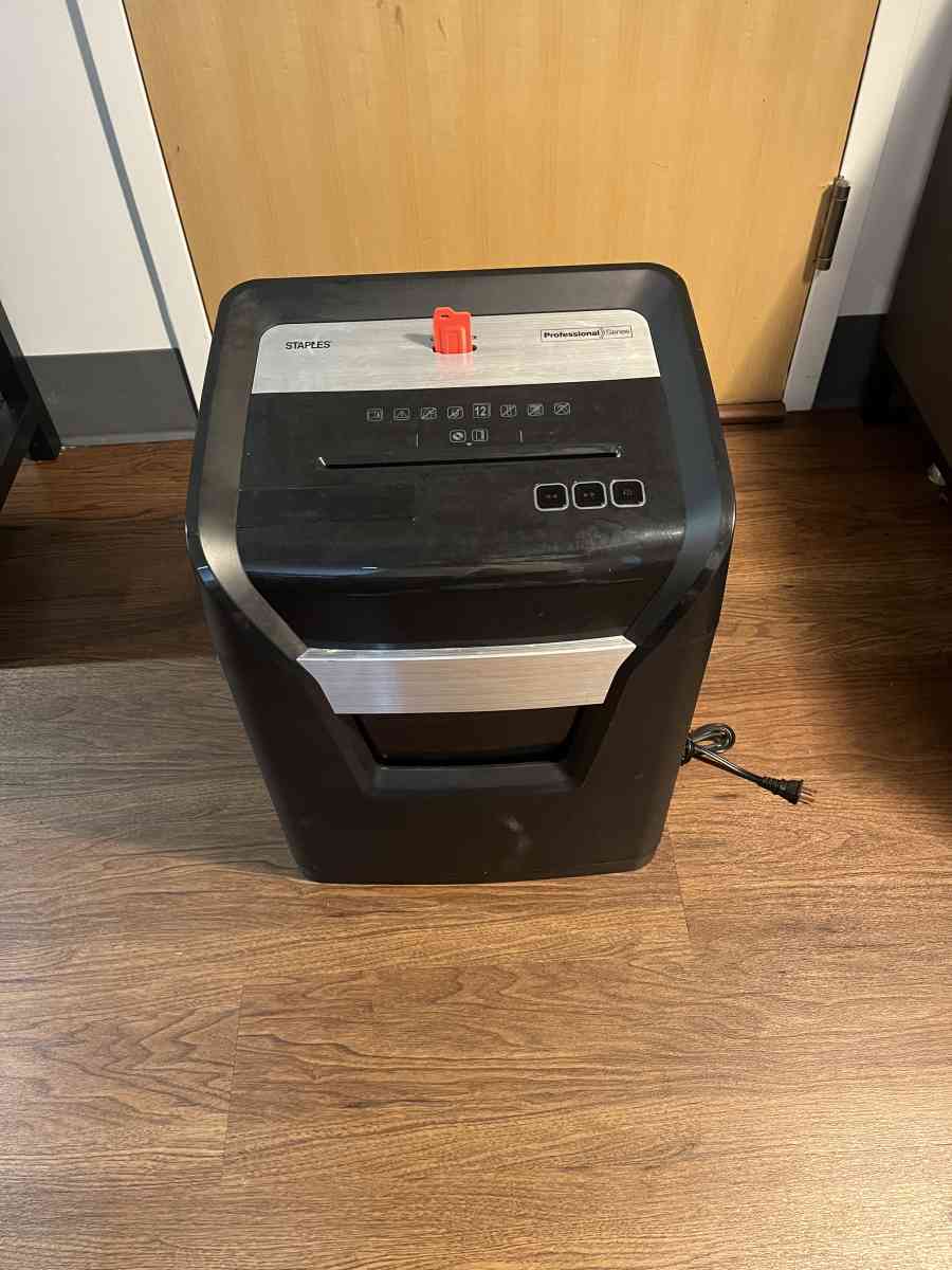 Staples Microcut Shredder with Lockout Key