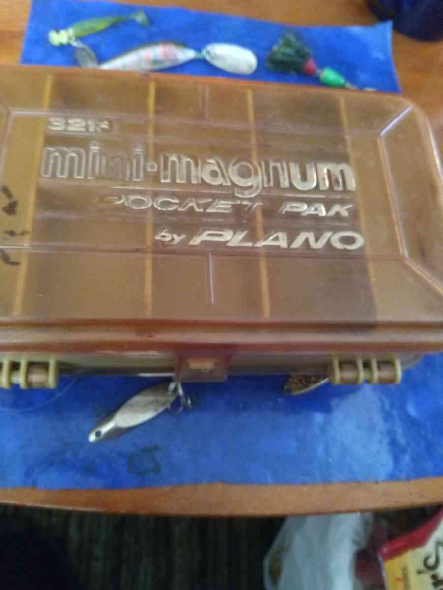 15 Fishing Lures and mini magnum pokcet lure holder