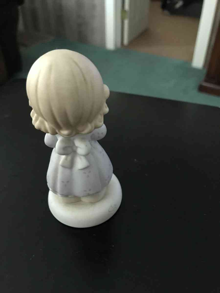 girl holding a kitty