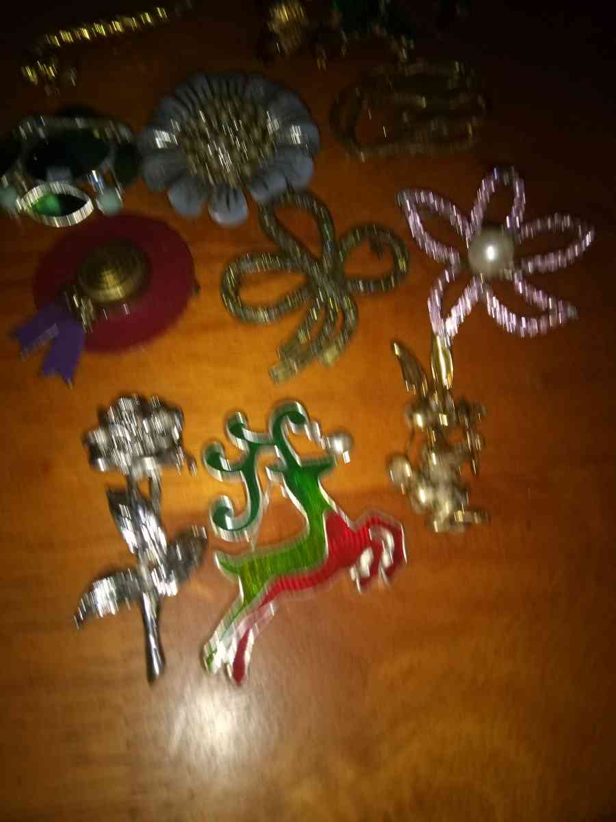 15 vintage Costume pins