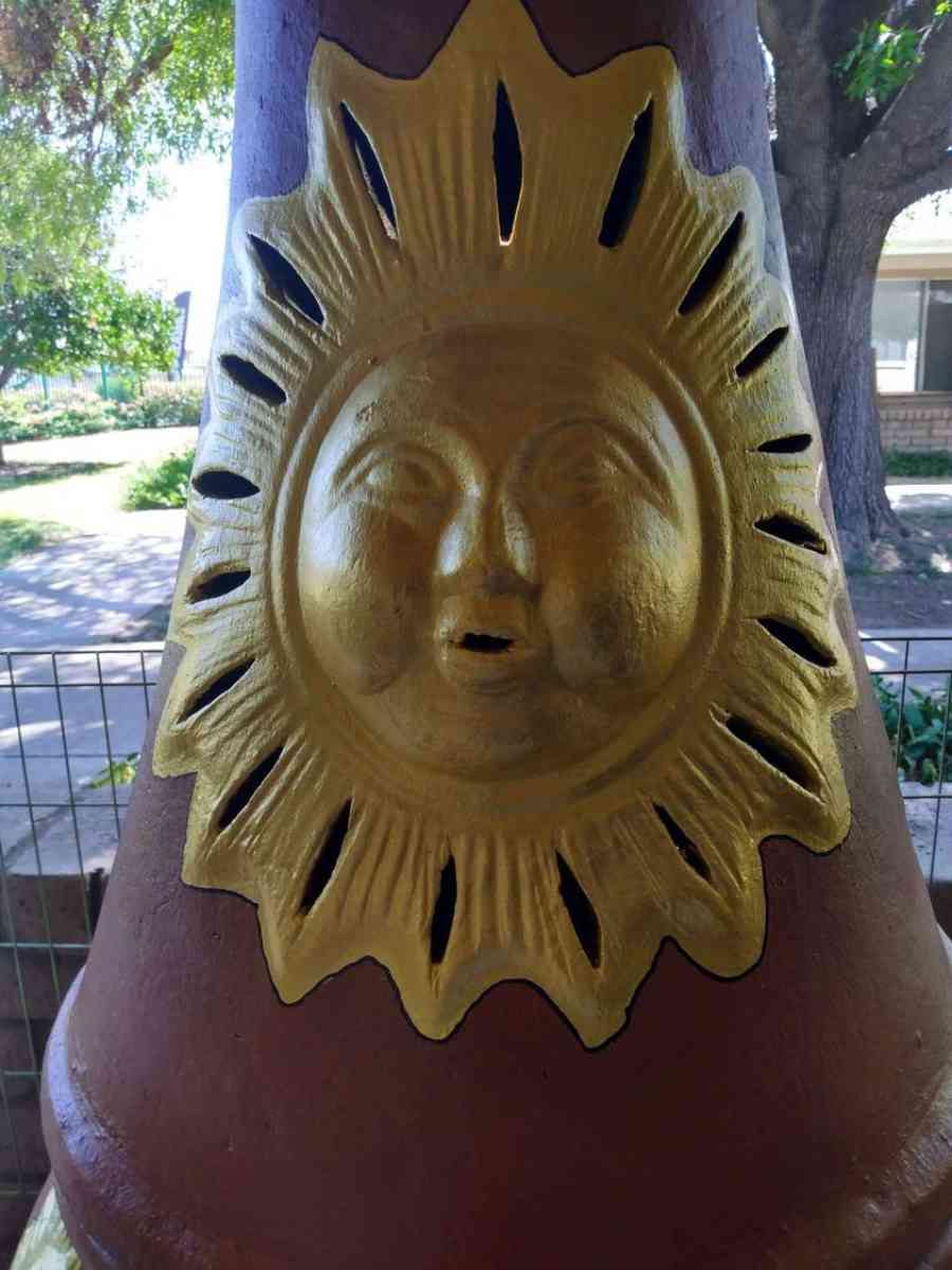 Una Chimenea De Barro Clay Chimney Outdoor Heater 50 X 24