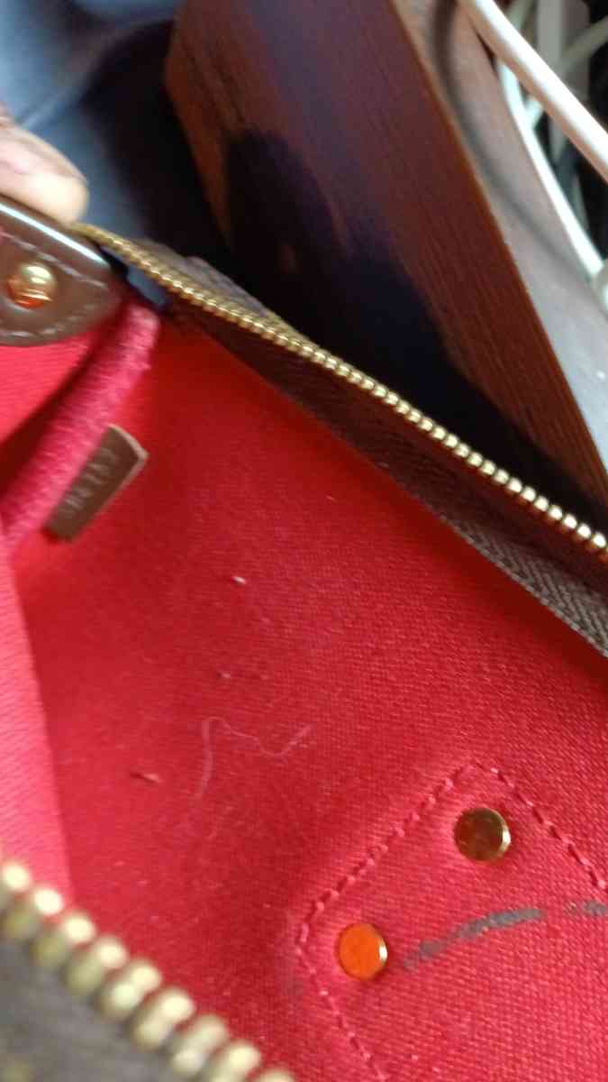 Louis Vuitton pochette authentic