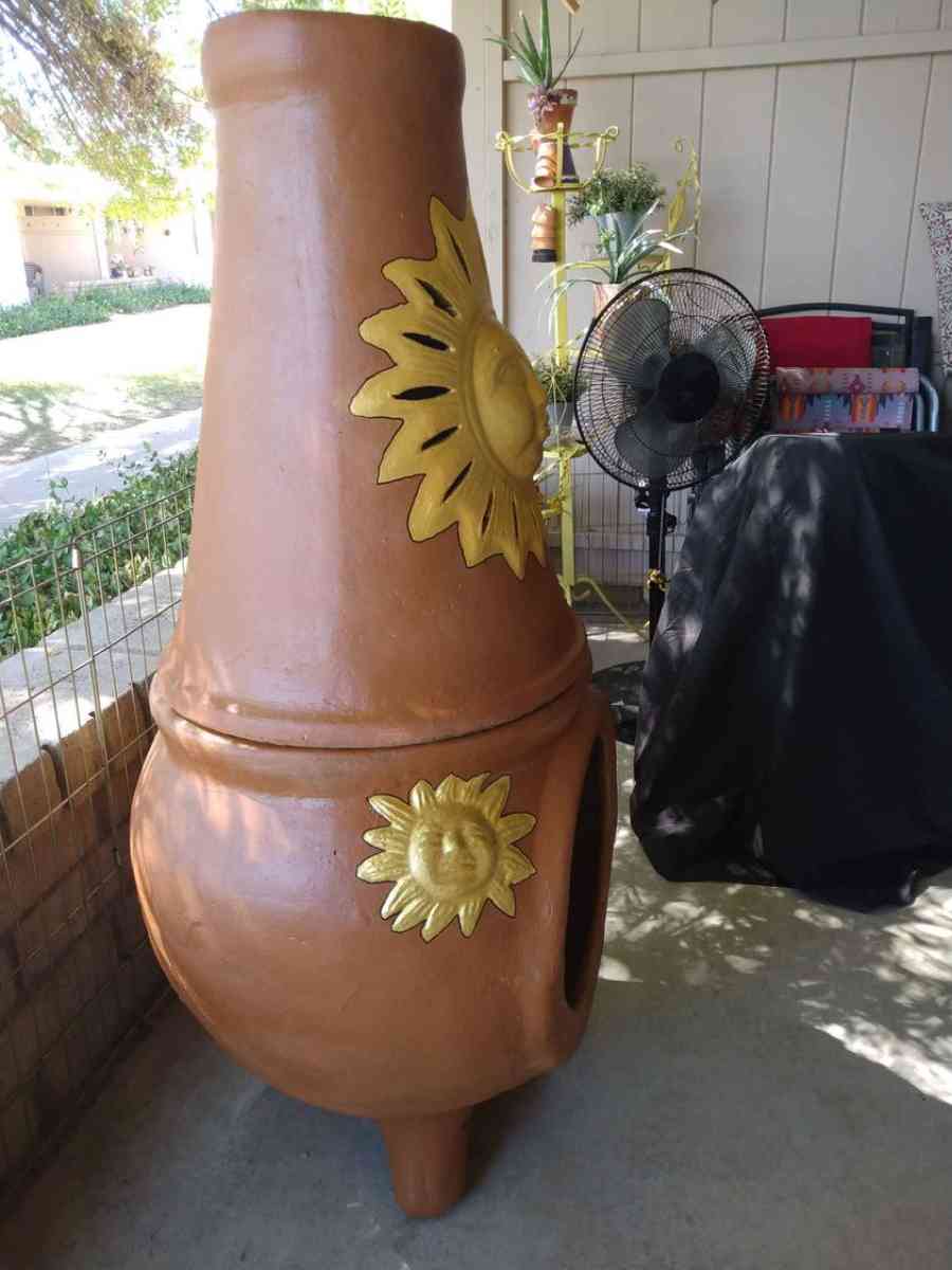 Una Chimenea De Barro Clay Chimney Outdoor Heater 50 X 24