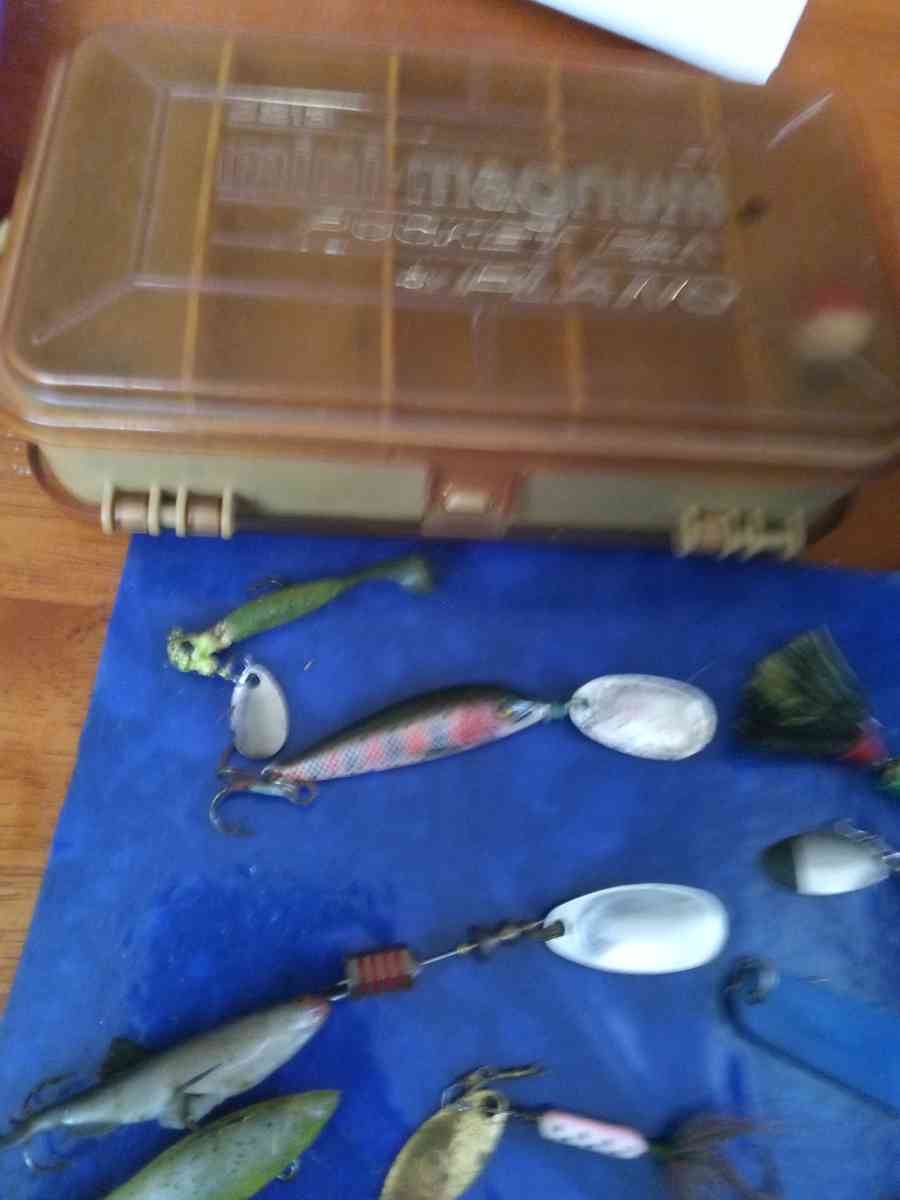 15 Fishing Lures and mini magnum pokcet lure holder