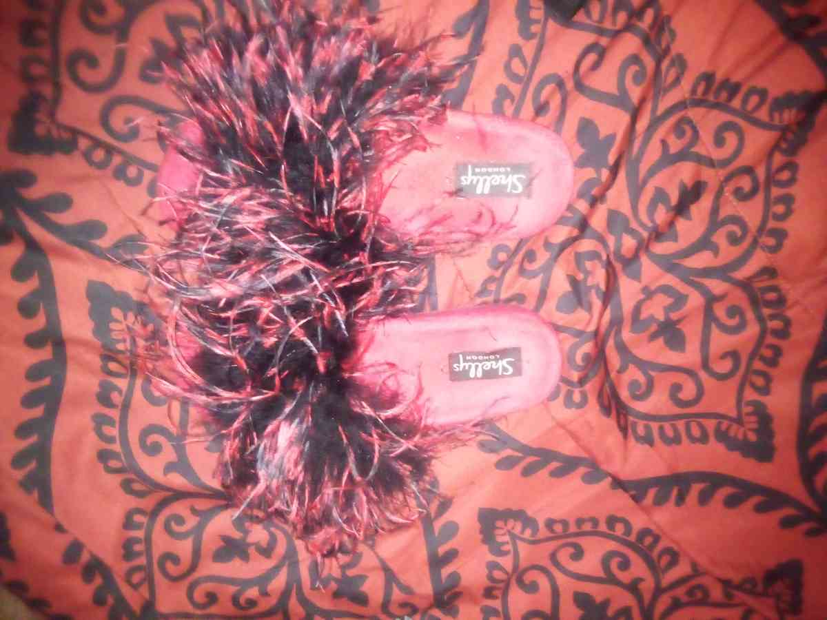 Shelly London  red and black feathers shoes sz 8