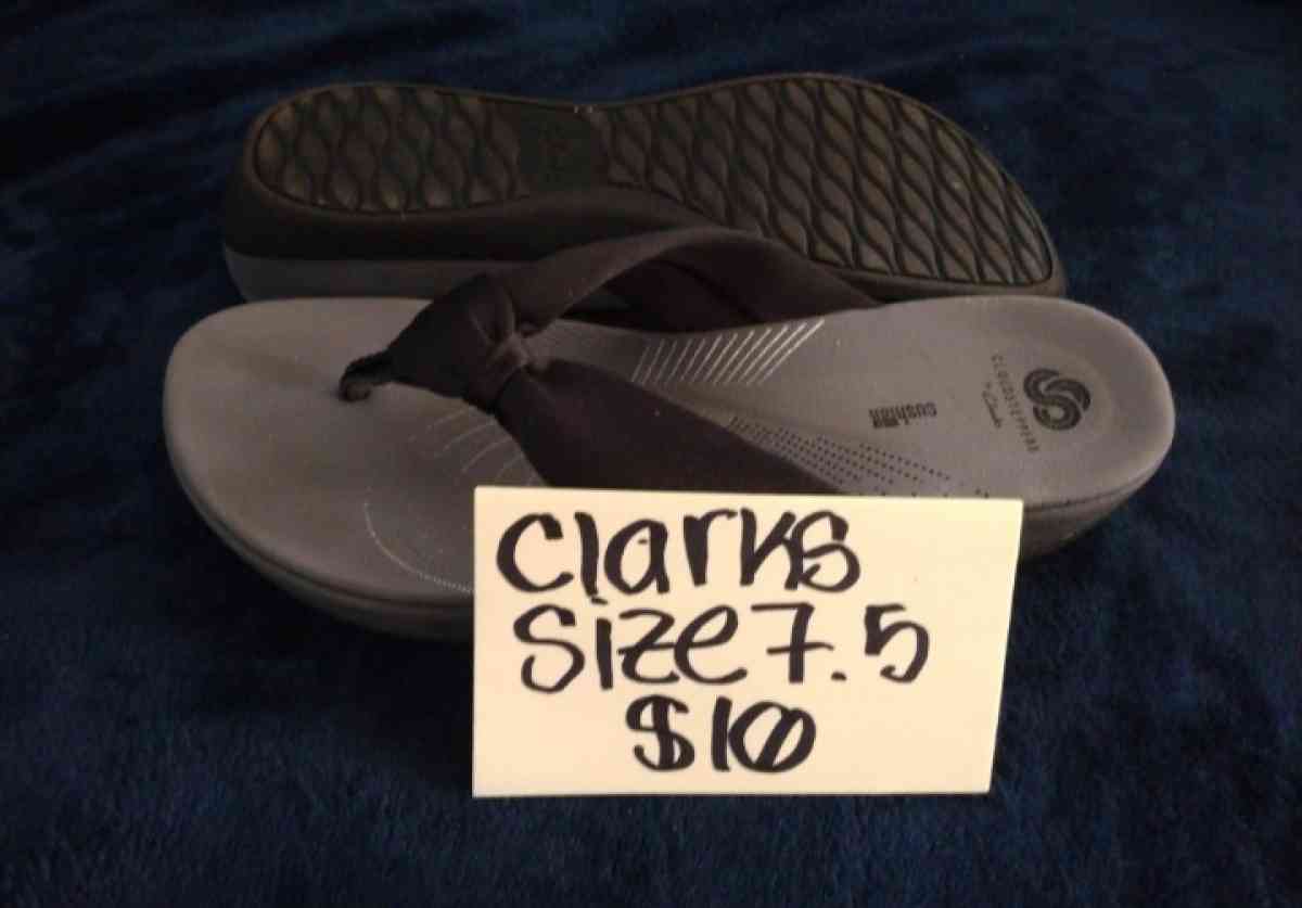 womens Clarks size 7 hlf