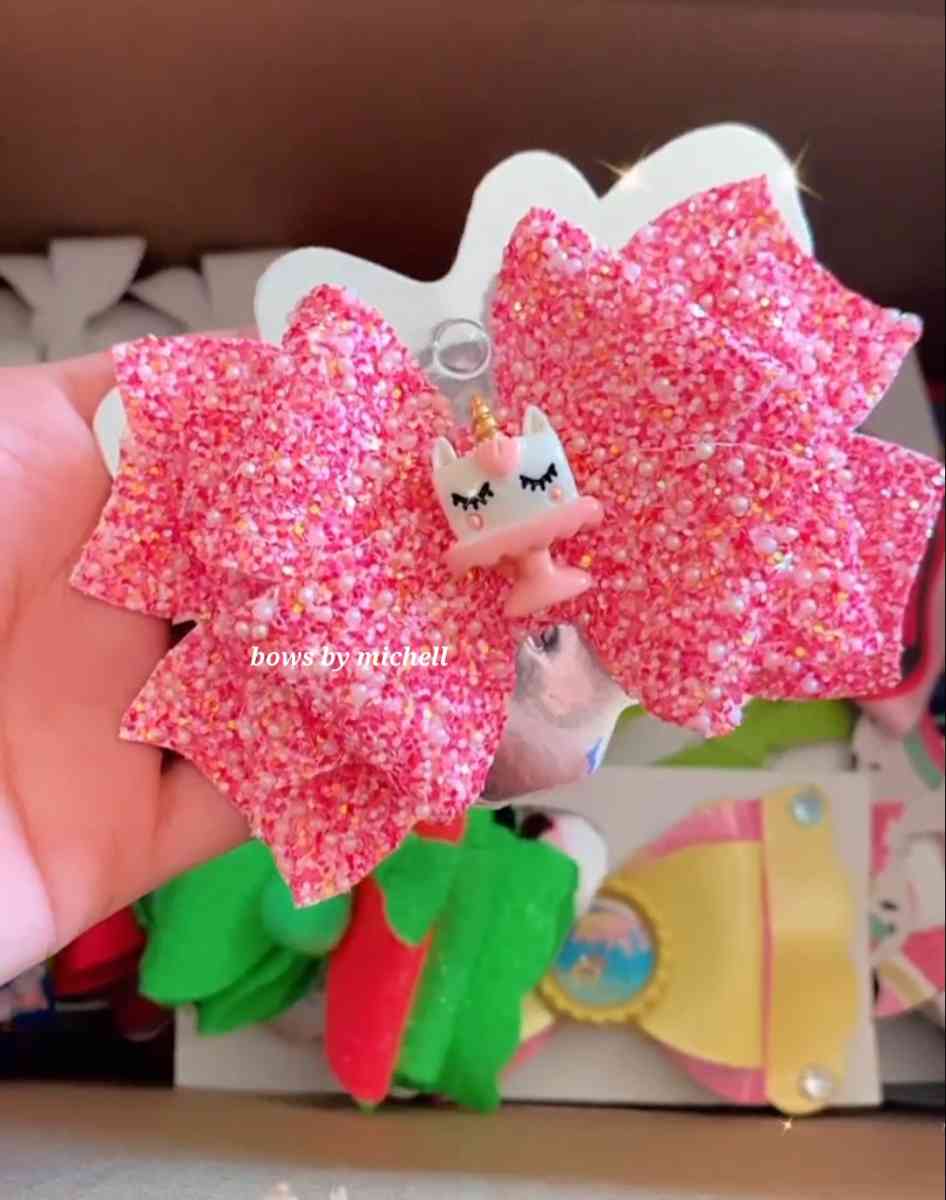 Medium decorated bow