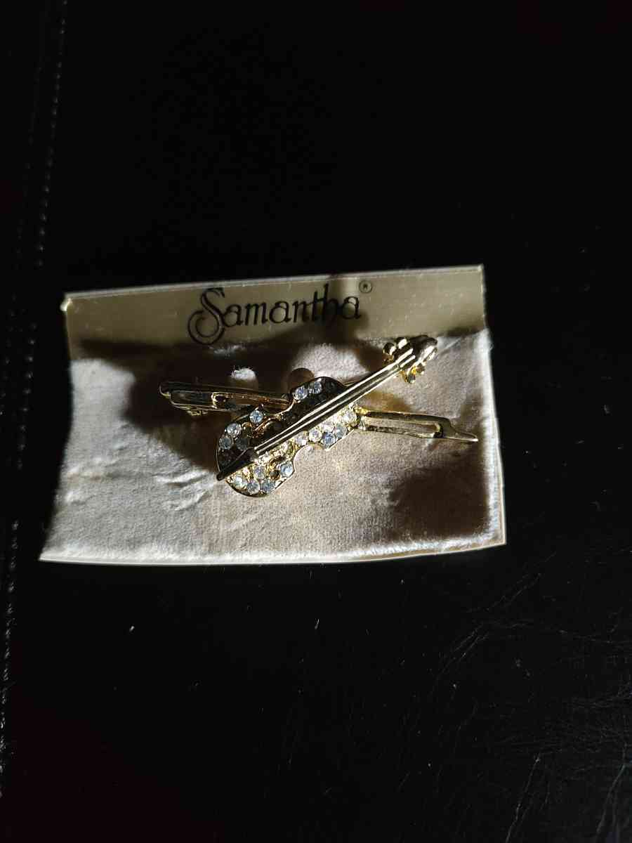 Violin Brooch
