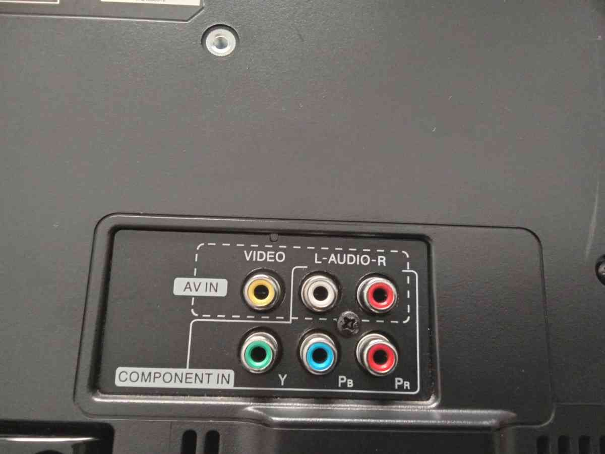 18 inch Dynex TV w FREE HDMI cable w FREE headphones