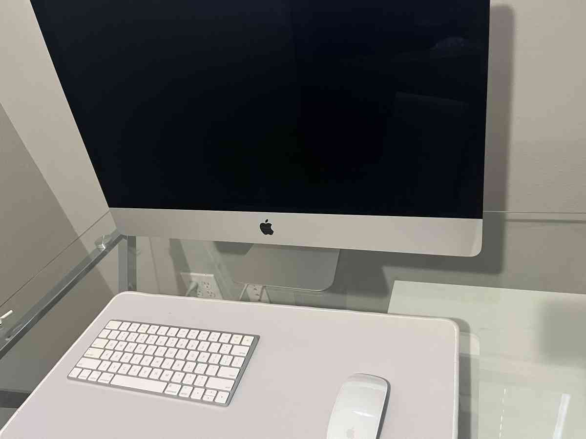 Apple iMac Desktop Compute sonoma 4K with mouse and keyboard