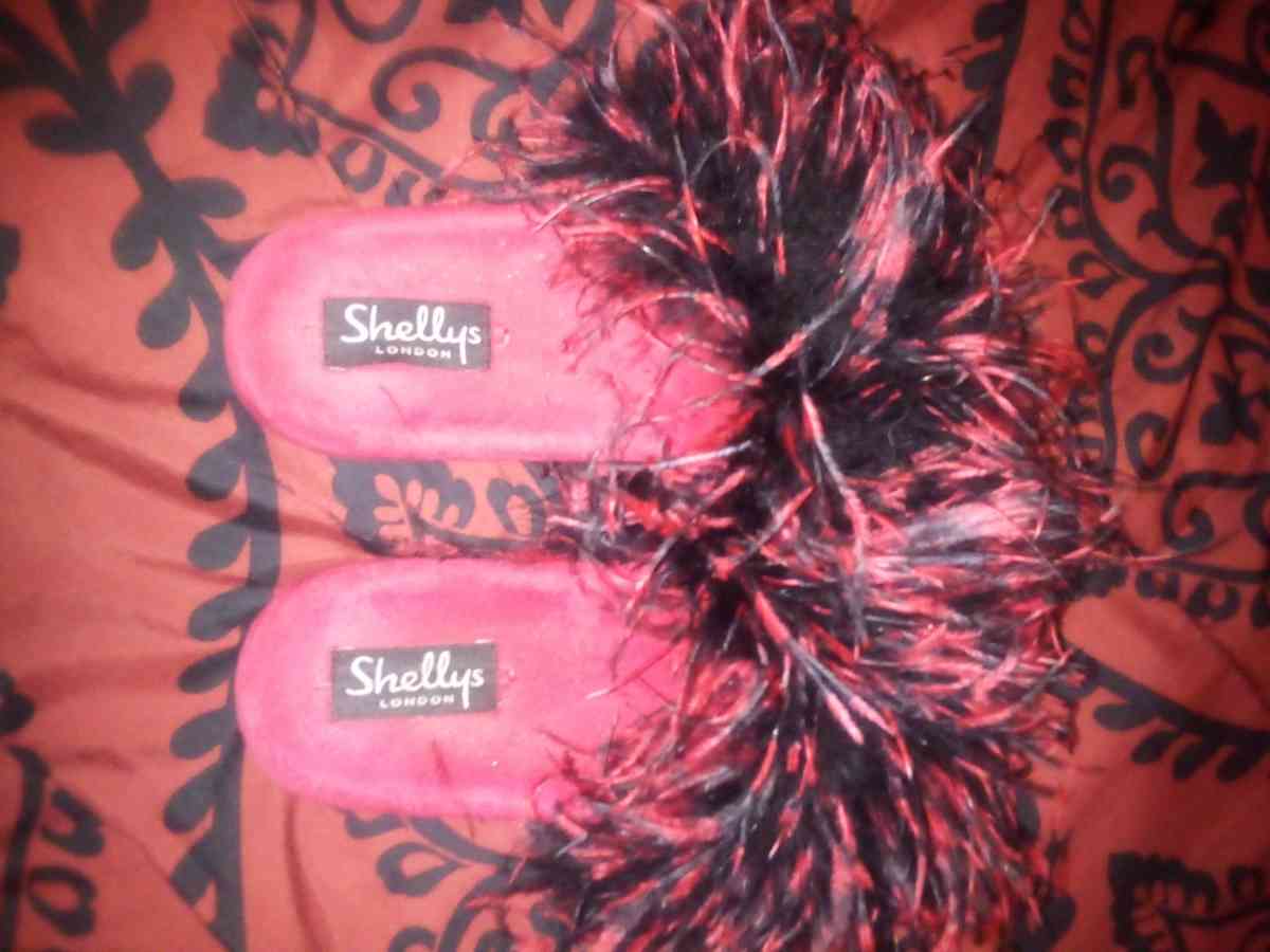 Shelly London  red and black feathers shoes sz 8