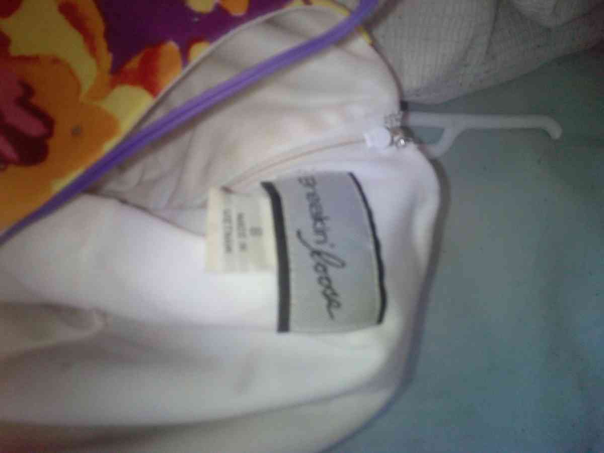 sleeveless flower dress is size 8 in womens