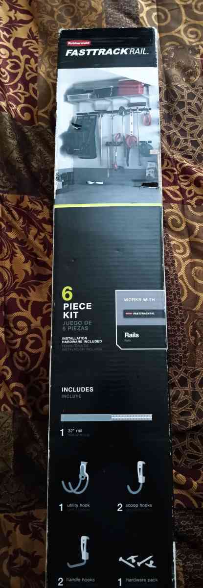 Rubbermaid FastTrack Rail with 5 Hooks