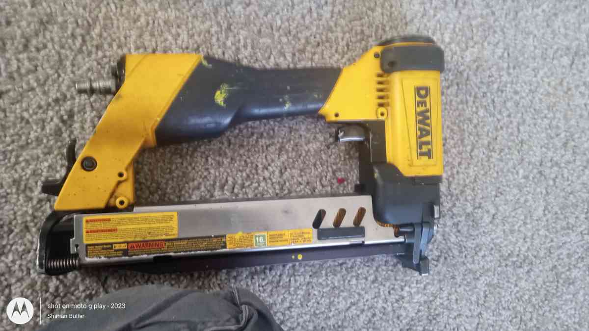 DeWalt  16 Gauge pneumatic staple gun and hose