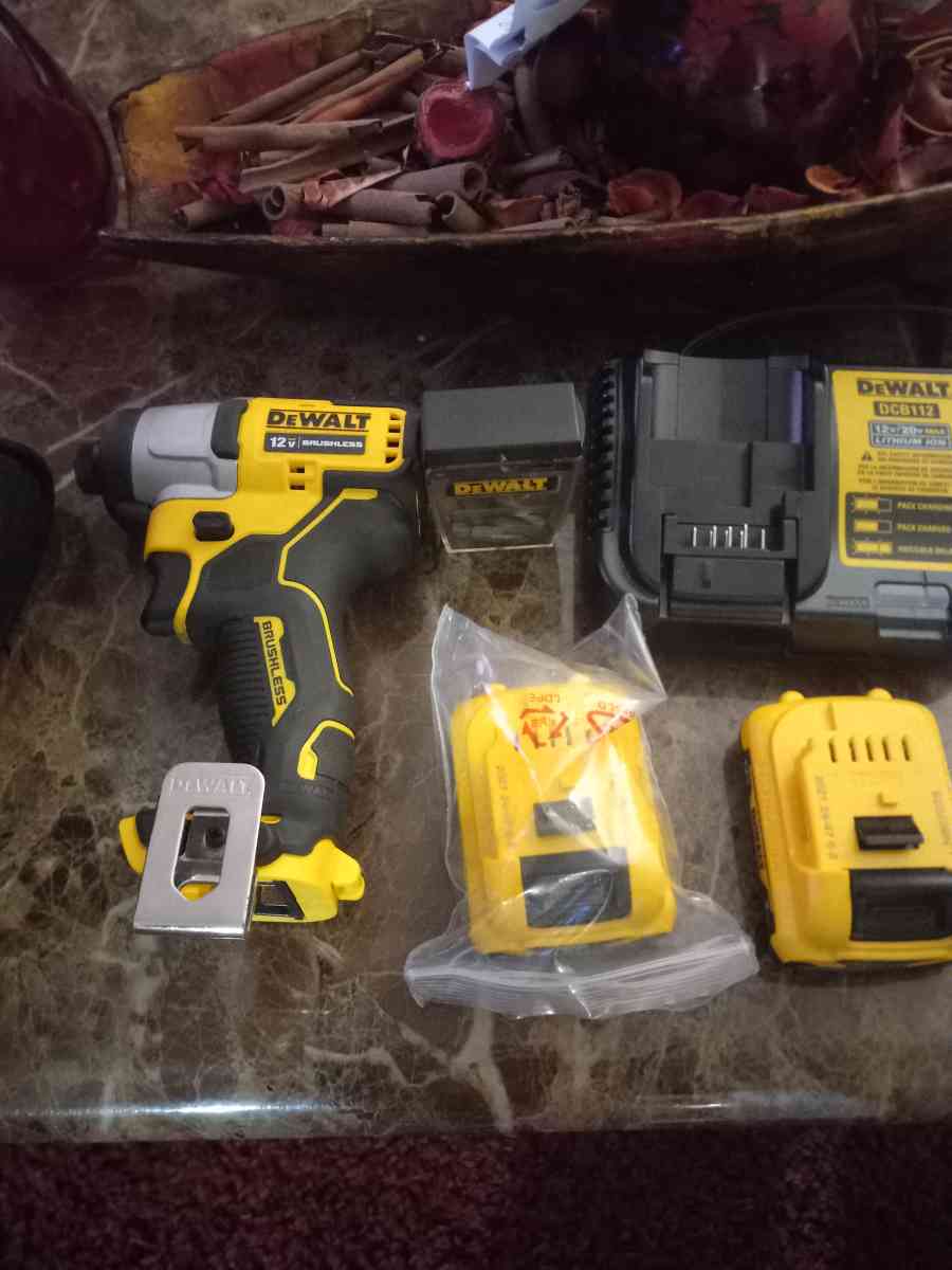 Dewalt 12v drill comes with 2 batteries bits and tote bag ne