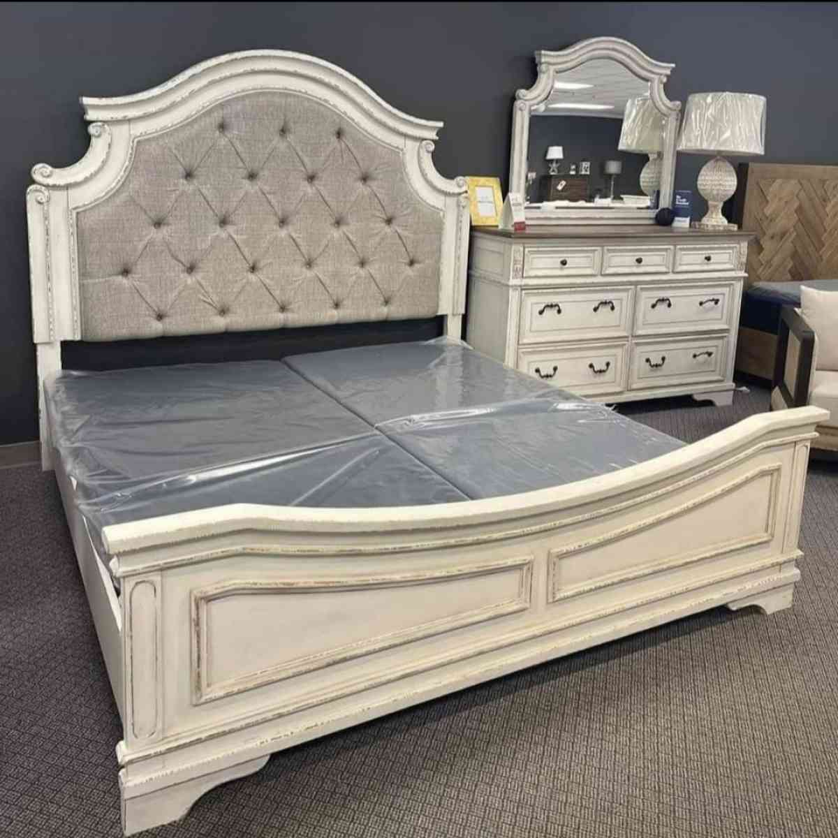 Realyn Chipped bedroomset dresser mirror bed Queen