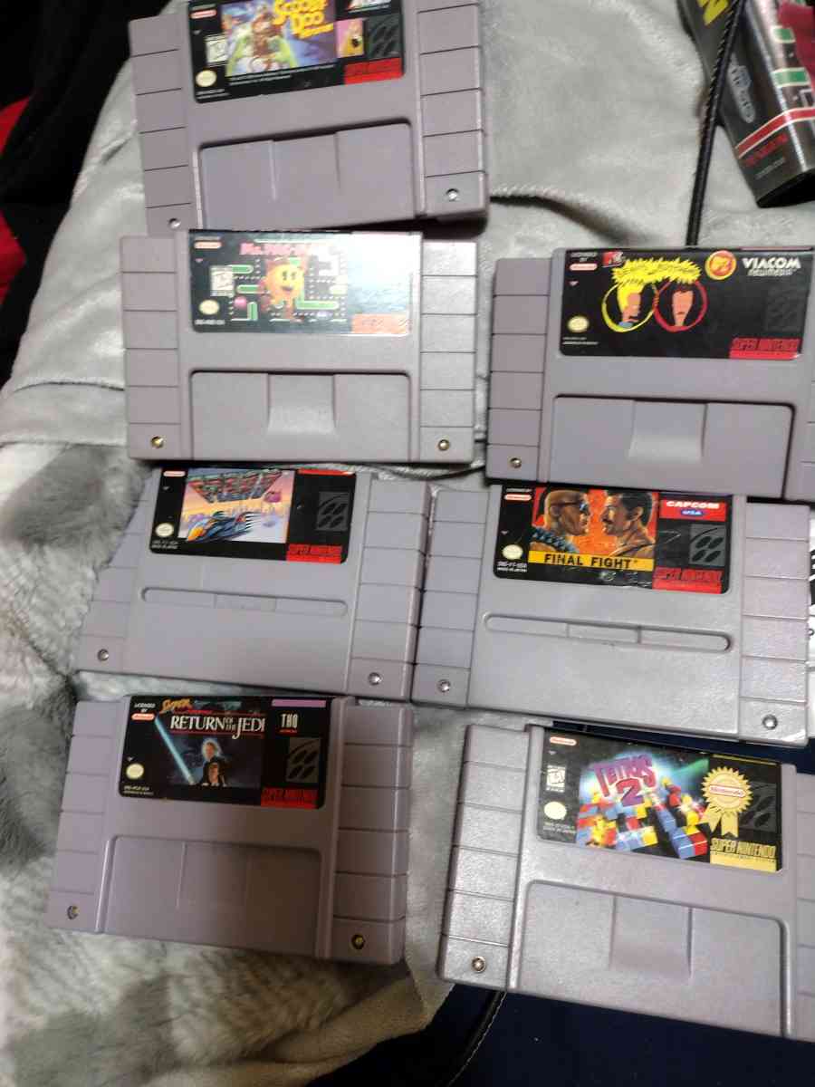 SNES Console w 7 games  2 controllers