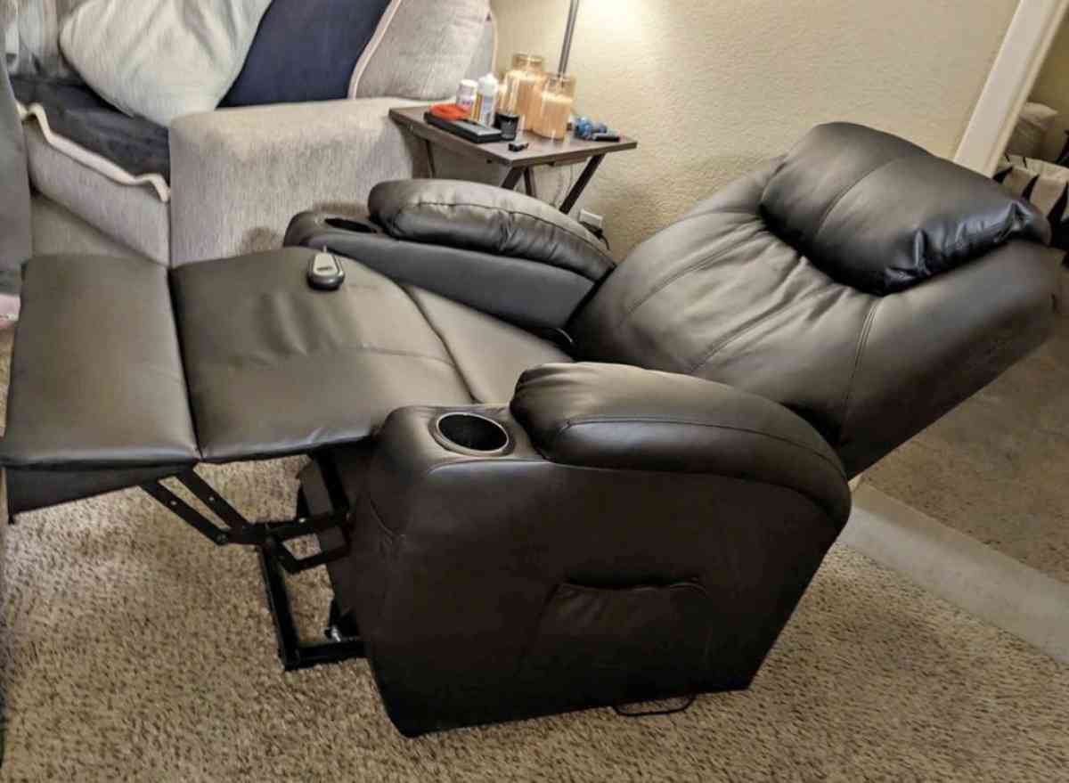 Powerlifting recliner with heat and massage options