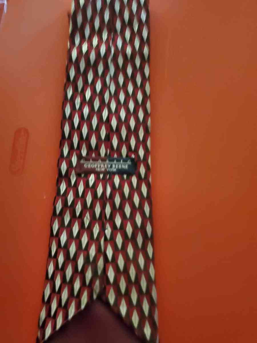 Jeffrey Beene New York tie 56 inches long Bottom of the tie