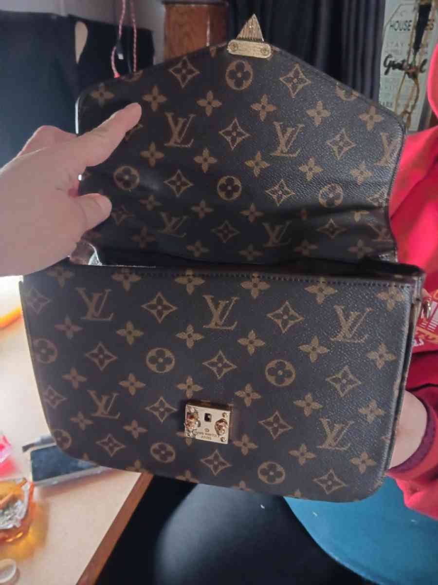 LV purse