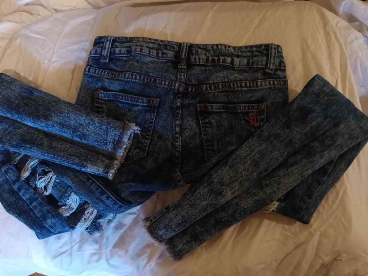 ladies ripped jeans cute